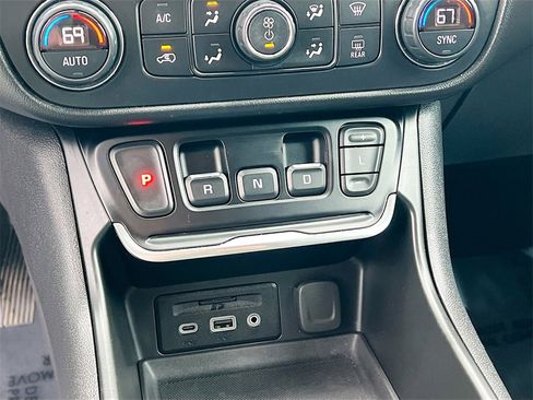 Used 2020 GMC Terrain SLE w/ Driver Convenience Package image 16
