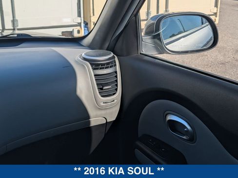 Used 2016 Kia Soul + image 17