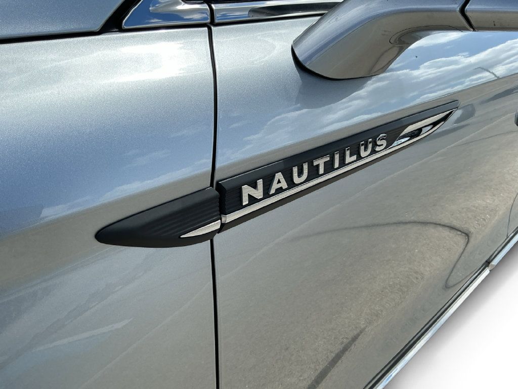 Used 2022 Lincoln Nautilus FWD w/ Premium Package image 12