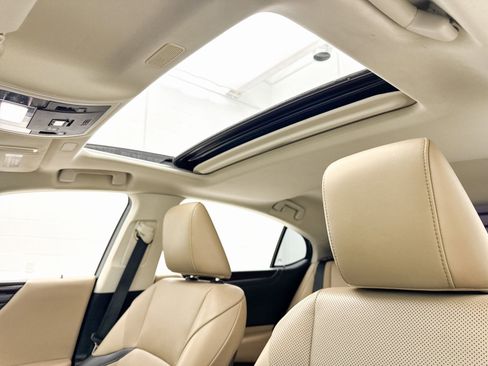 Used 2020 Lexus ES 300h w/ Premium Package image 3