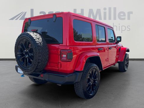Used 2024 Jeep Wrangler Unlimited Sahara AWD/4WD image 5