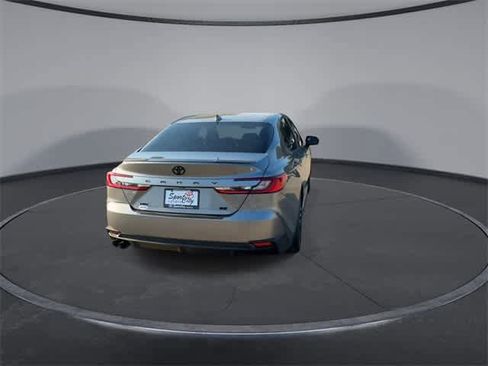 Used 2025 Toyota Camry SE image 7
