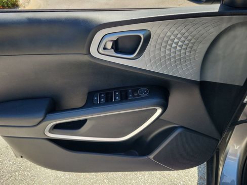 Used 2025 Kia Soul LX w/ LX Technology Package FWD image 12