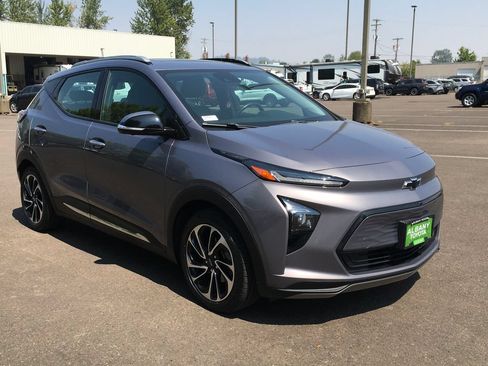 Used 2022 Chevrolet Bolt EUV Premier w/ Sun & Sound Package FWD image 9