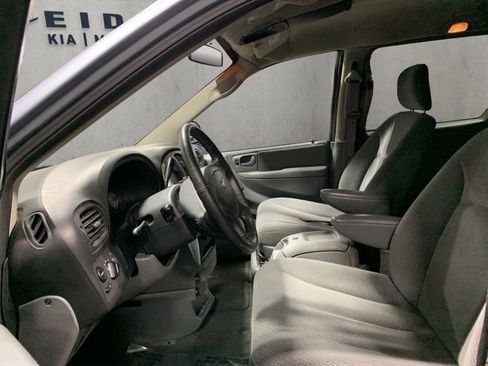 Used 2005 Chrysler Town & Country Touring image 8