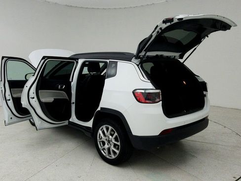 Used 2025 Jeep Compass Limited image 12