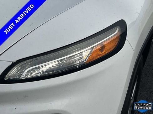 Used 2016 Jeep Cherokee Sport FWD image 6