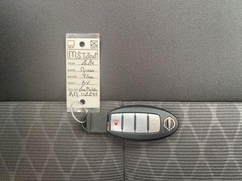 Used 2024 Nissan Titan SV w/ SV Convenience Package image 45