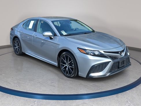 Used 2024 Toyota Camry SE image 4