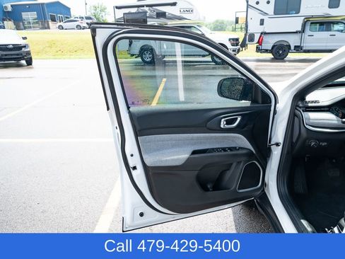 Used 2025 Jeep Compass Latitude AWD/4WD image 13