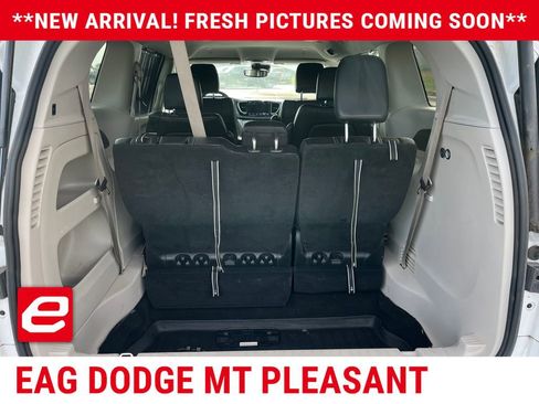 Used 2023 Chrysler Pacifica Touring-L FWD image 12