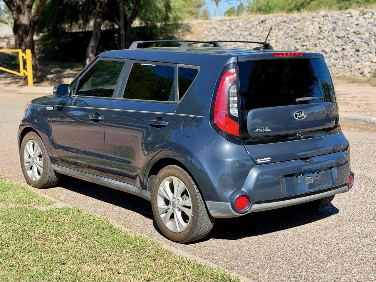 Used 2016 Kia Soul ! FWD image 3