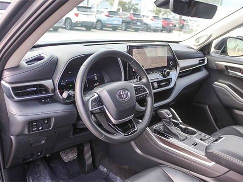 Used 2023 Toyota Highlander Limited image 26