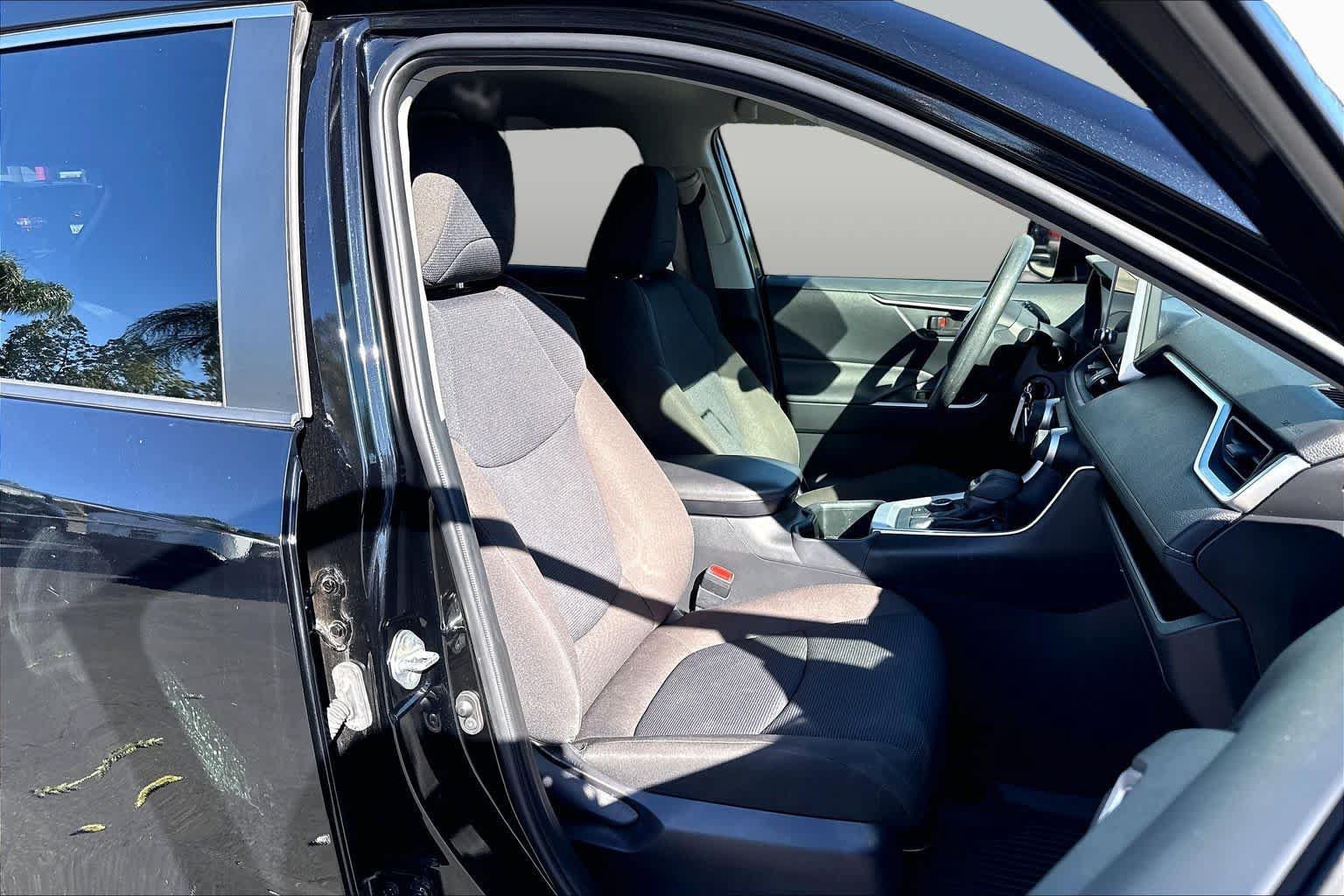 Used 2024 Toyota RAV4 LE AWD/4WD image 8