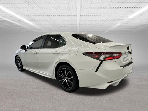 Used 2023 Toyota Camry SE image 3