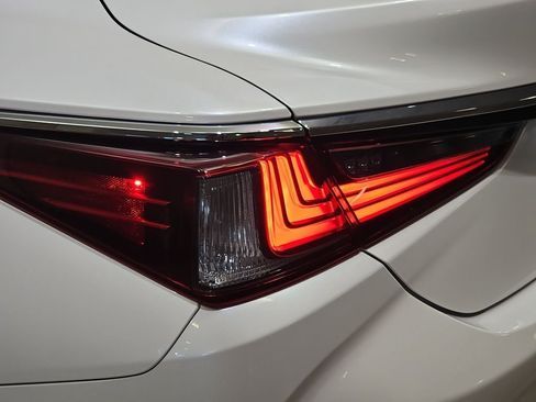 Certified 2024 Lexus ES 350 w/ Premium Package FWD image 33