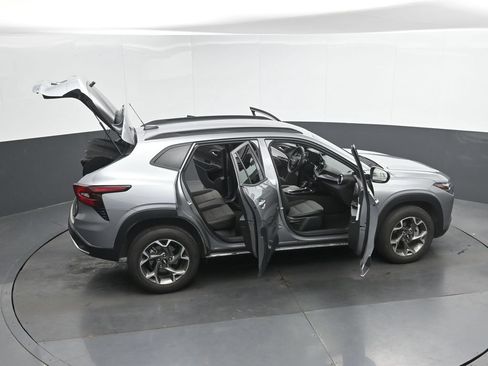 Used 2025 Chevrolet Trax LT FWD image 49