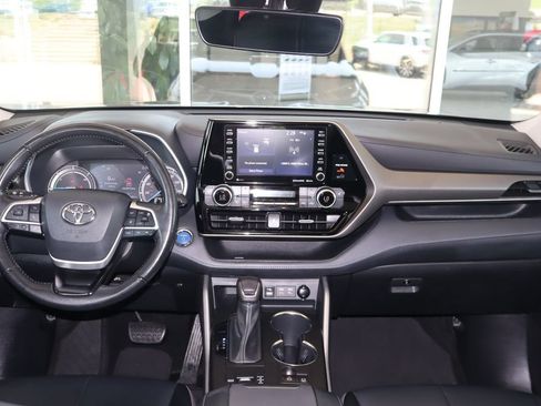 Used 2022 Toyota Highlander XLE FWD image 38
