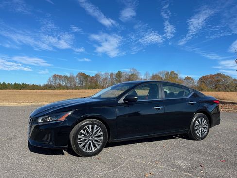 Used 2024 Nissan Altima 2.5 SV FWD image 1