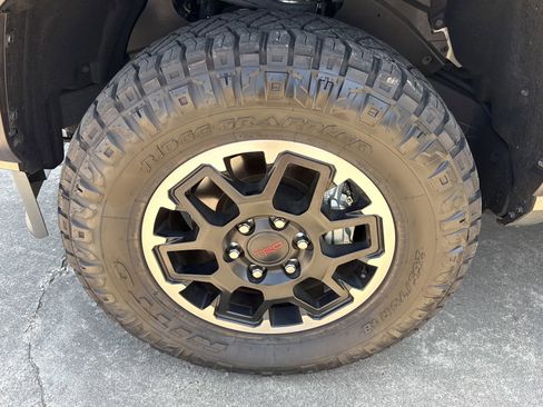Used 2025 Toyota Tacoma TRD Off-Road image 10