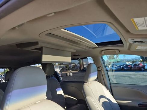 Used 2013 Toyota Sienna XLE w/ Premium Pkg image 12