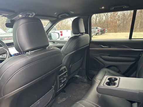 Used 2024 Jeep Grand Cherokee Limited image 11