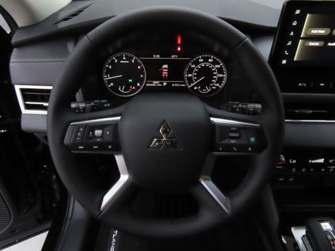 New 2025 Mitsubishi Outlander SE image 14