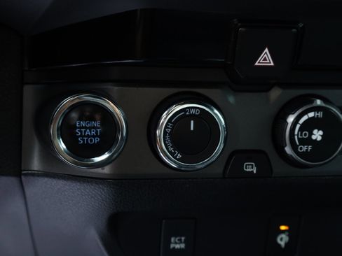 Used 2016 Toyota Tacoma SR5 image 9