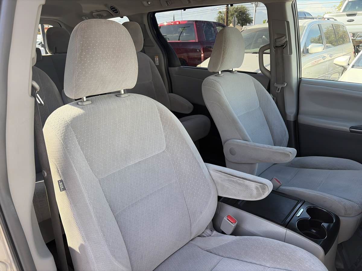 Used 2015 Toyota Sienna LE FWD image 7