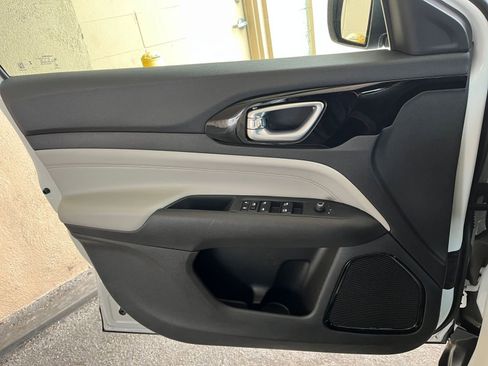 Used 2025 Jeep Compass Limited image 18