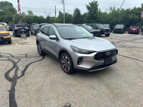 Used 2023 Ford Escape Platinum w/ Premium Technology Package AWD/4WD image 3