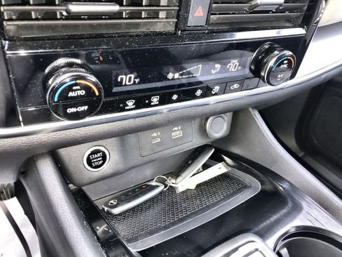 Certified 2023 Nissan Rogue SV image 18