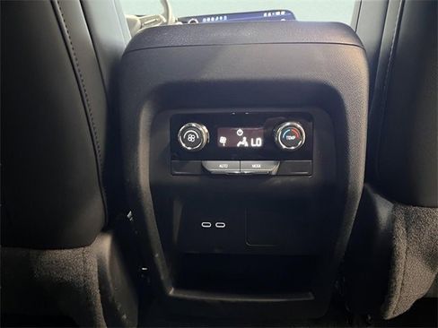 Used 2025 Chevrolet Traverse LT image 13