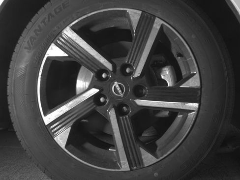 Used 2025 Nissan Sentra SV FWD image 13