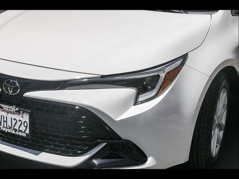 Used 2025 Toyota Corolla SE w/ SE Package FWD image 2