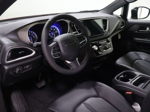 New 2027 Chrysler Pacifica Select AWD/4WD image 19