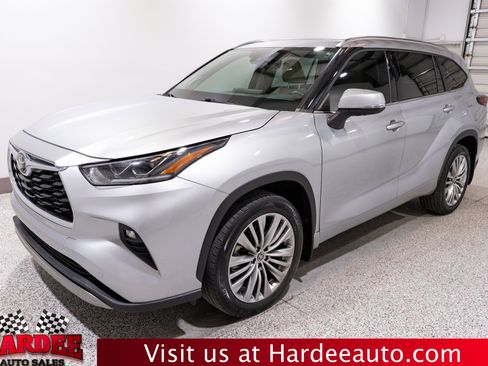 Used 2022 Toyota Highlander Platinum FWD image 2