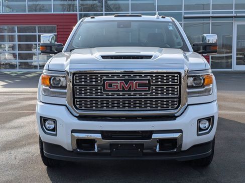 Used 2019 GMC Sierra 3500 Denali image 2