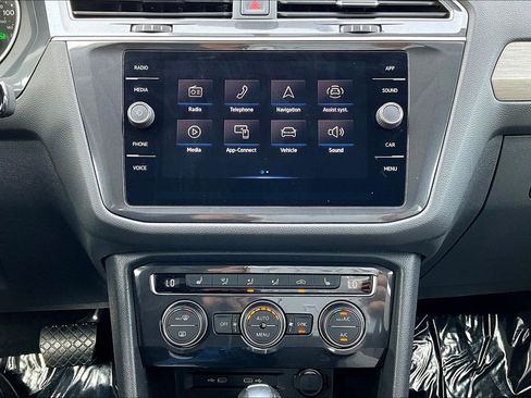 Used 2021 Volkswagen Tiguan SE image 16