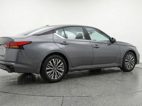 Used 2025 Nissan Altima 2.5 SV image 9
