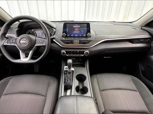 Used 2025 Nissan Altima 2.5 SV FWD image 14