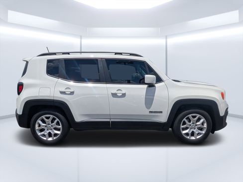 Used 2018 Jeep Renegade Latitude FWD image 2