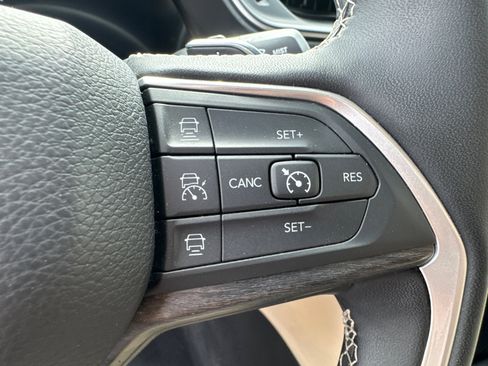 Used 2025 Jeep Grand Cherokee Limited w/ Black Appearance Package image 32