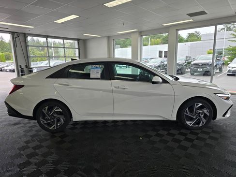 New 2026 Hyundai Elantra Limited FWD image 2