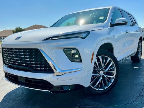 Used 2025 Buick Enclave Avenir w/ Super Cruise Package image 2