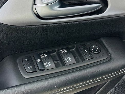 Used 2025 Chrysler Pacifica Limited image 20