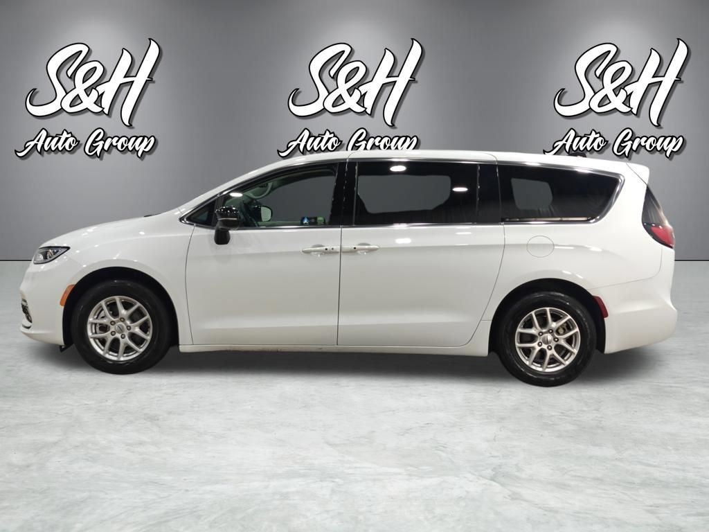 Used 2024 Chrysler Pacifica Touring-L FWD image 13