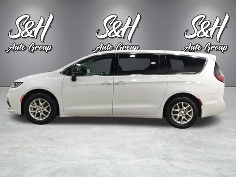 Used 2024 Chrysler Pacifica Touring-L FWD image 13