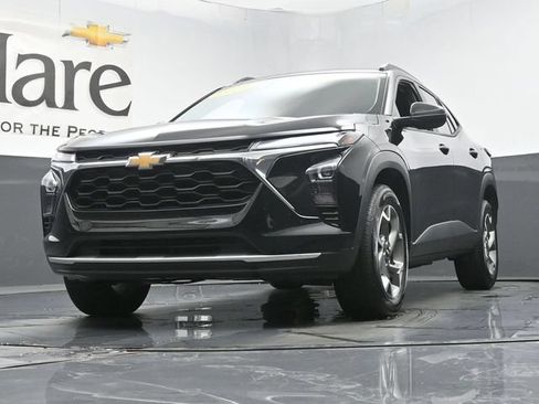 Used 2025 Chevrolet Trax LT FWD image 4