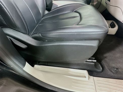 Used 2023 Chrysler Pacifica Touring-L image 24